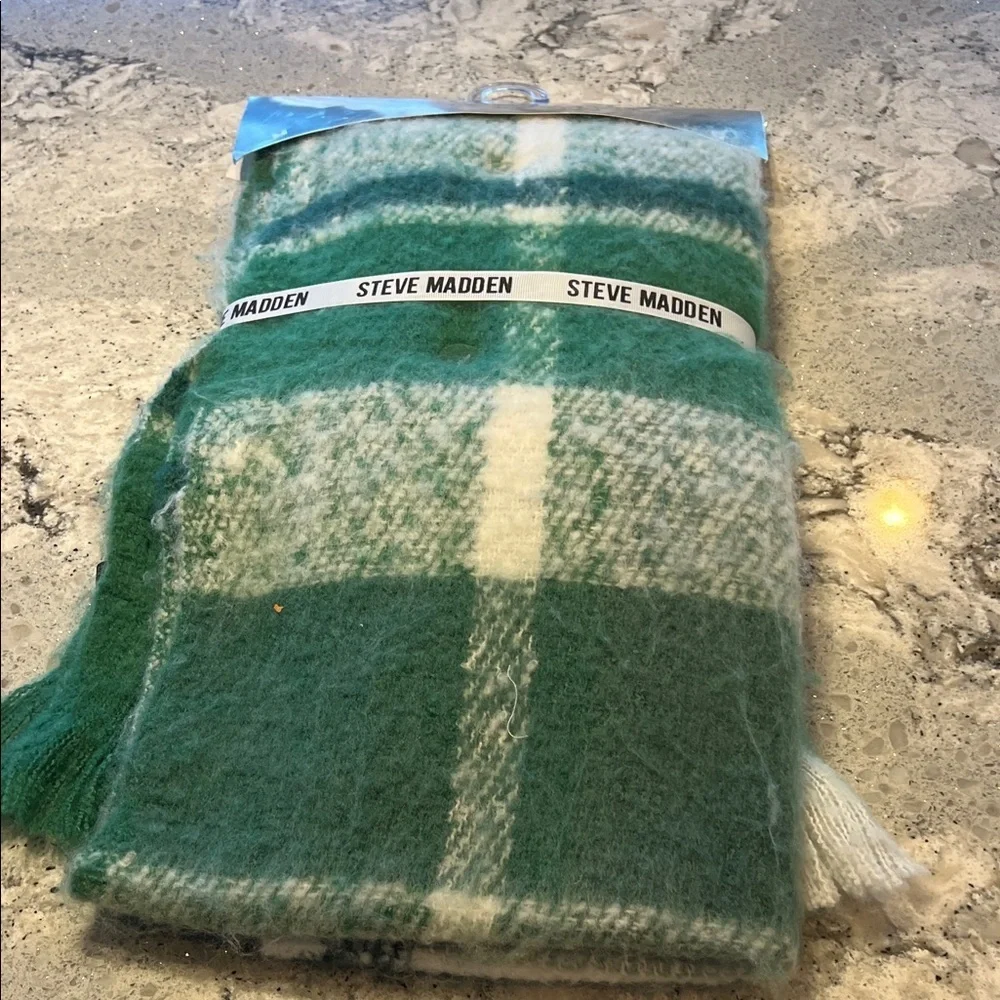 NWT Steve Madden Green and White Winter Set Hat and Scarf